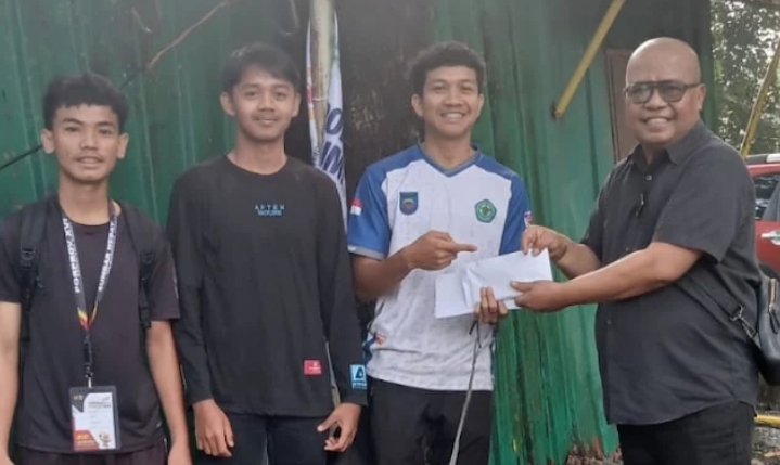 Ketua KONI Sawahlunto H. Jhon Reflita menyerahkan bonus pribadi senilai Rp5 juta kepada trio pemanah beregu putra (Habib Adelo, Lucky Zahran Risdian dan Muhammad Adis Abiyu) atas raihan medali emas di Lapangan Panahan Semen Padang, Sabtu (3/10/2026). (fot